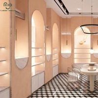 Aménagement de boutique de cosmétiques haut de gamme et écologique, mobilier de magasin de maquillage avec éclairage LED pour vitrines et présentoirs.