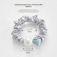 Neue Süße Satin-Legierung Erdbeer-Imitationsperlen Hochelastischer Haarring Haargummis Haarschleifen Haaraccessoires Großhandel