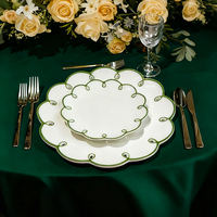 Service de vaisselle en céramique Fatroy de forme florale européenne avec bord coloré, assiettes de présentation pour les décorations de table de mariage