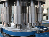 Machine de remplissage automatique aseptique de parfum d'échantillon de vaporisateur de bouteille en verre à grande vitesse de 2ml