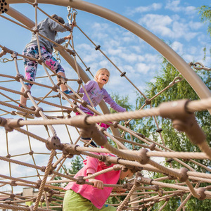 Structure de jeu d'escalade pour enfants avec filet de cordes, pyramide, tunnel en PE et PP - Product Image 6