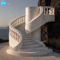Escalier courbé en marbre blanc avec rampes, escaliers imposants polis et durables pour hôtel de luxe, villa, hall et intérieur de maison de maître