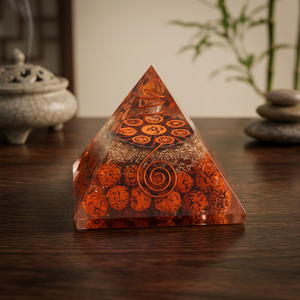 Pyramide d'orgonite Rudraksha 7 chakras avec symbole Om et bobine en cuivre pour la pratique spirituelle et la méditation - Product Image 2