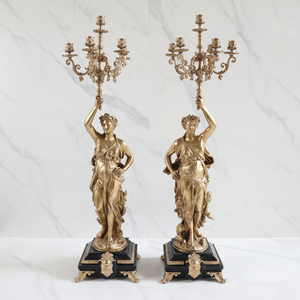 Une paire de chandeliers à 6 bras de style rococo, <span class=keywords><strong>en</strong></span> laiton ornementé et marbre noir/rouge/vert, avec des statues figurées de la déesse de la Lumière <span class=keywords><strong>en</strong></span> or 24 carats. - Product Image 3
