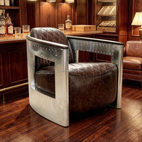 Fauteuil vintage artisanal en aluminium avec revêtement en cuir, design industriel, rembourré en mousse pour salon