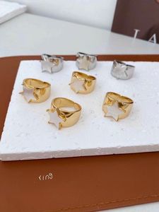 Anello da Donna alla Moda con Design Chunky in Zirconi, Stella, Conchiglia Bianca, Luna e Sole in Oro - Product Image 1