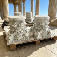 Colonnes sculptées en marbre massif modernes et personnalisées pour une utilisation en extérieur et en intérieur
