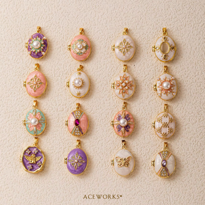 Galería de Relicarios Barrocos |   Colgante de latón chapado en oro de 18 quilates con esmalte pintado a mano y perlas florales, ideal para la creación de joyas. - Product Image 3