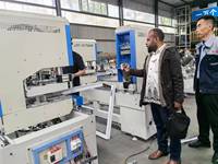 Máquina de Soldadura Automática de PVC de Doble Cara para la Fabricación de Marcos de Ventanas y Puertas sin Costuras, Soldadora de 4 Cabezas