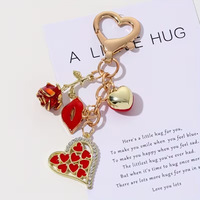 Nouveau porte-clés créatif en alliage de zinc en forme de cœur, pendentif fleur rose de luxe pour femmes et filles, idée cadeau Saint-Valentin pour sac et voiture