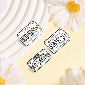 Broche rétro américaine en forme de <span class=keywords><strong>plaque</strong></span> d'<span class=keywords><strong>immatriculation</strong></span>, Californie, <span class=keywords><strong>Texas</strong></span>, New York, avec texte amusant arc-en-ciel, accessoire en métal pour moto et sac à dos - Product Image 2