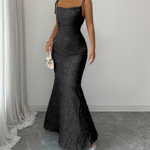 Robe longue élégante et sexy pour femme, en satin, à fines bretelles, sans manches, idéale pour l'été et les soirées. - Product Image 2