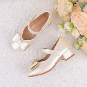 Neue Kinder-Abendschuhe in Perlweiß Metallic-PU mit Blockabsatz, Klettverschluss und zweilagiger goldener Schleife am Schaft für formelle Anlässe und Festlichkeiten - Product Image 6