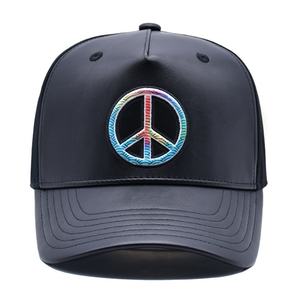 Casquette de baseball unisexe en cuir PU noir de haute qualité brodée de chapeaux de baseball ajustés personnalisés avec logo personnalisé - Product Image 2