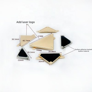 Etiqueta Personalizada de Seguridad Profesional Qiannuo para Bolsas, Etiqueta Metálica Triangular de Aleación de Zinc, Accesorios - Product Image 1