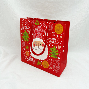 Sacs fourre-tout en papier kraft personnalisés pour Noël avec des motifs de flocons de neige, d'arbres et de rennes pour l'emballage de cadeaux - Product Image 2