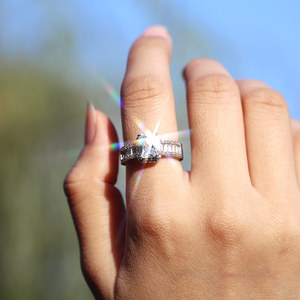 Anello Quadrato di Lusso per Donne, Gioiello da Dito con Accenti Eleganti, Accessorio per Feste e Appuntamenti - Product Image 2