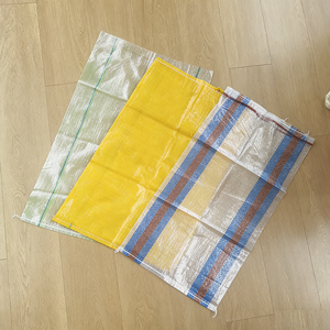 Sacs en polypropylène tissé sur mesure 25 kg 50 kg 100 kg – Sacs PP pour l'emballage du riz, de la farine, du maïs, des céréales, des engrais et des aliments pour animaux – En vente - Product Image 1