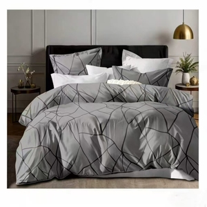 Set di Biancheria da Letto Confortevole e Delicato sulla Pelle in Poliestere, Set Copripiumino Stampato 3 Pezzi con Federe, Stile Urbano - Product Image 4
