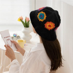 <span class=keywords><strong>Envío</strong></span> Directo, venta al por mayor, gran oferta Popular en Stock, gorra deportiva de verano colorida para mujer a la moda, sombrero de cubo hecho a mano con flores de ganchillo - Product Image 5