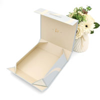 Boîte cadeau rigide personnalisée grise et beige avec une face mate unie pour l'emballage de paniers-cadeaux