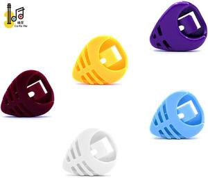 2023 couleur pourpre facile à coller matière <span class=keywords><strong>plastique</strong></span> en forme de triangle collant Portable basse médiator support économiseur boîte Instrument de musique - Product Image 4