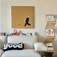 Décoration murale sans cadre, minimaliste, avec figurine abstraite de Teckel mâle, en technique impasto sur toile, jaune moutarde doux, pour une ambiance délicate.