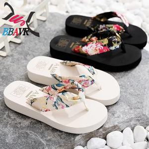 Sandalias de Playa de Cuña para Mujer, Estilo Bohemio, con Parte Superior de EVA, Adorno Floral, Transpirables, Ligeras e Informales - Product Image 1