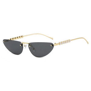 Lunettes de soleil œil de chat triangulaires de luxe pour femme, personnalisables avec logo, protection UV400, branches sans monture avec perles, collection 2026 - Product Image 1