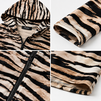 A&J OEM ODM Ensemble deux pièces en velours imprimé tigre pour femme avec logo personnalisé, veste courte à capuche zippée et pantalon évasé, fabricant MOQ50