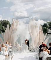 Grande Décoration de Mariage : Grande Muraille de Fleurs avec Support, Pétales en Organza Faits Main pour Événements et Cérémonies