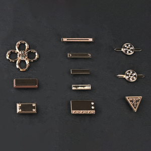 Khắc Logo Phụ Kiện May Mặc Kim Loại <span class=keywords><strong>Tag</strong></span> Vàng Bạc Đen Tùy Chỉnh Hình Dạng Thẻ Mũ Giày Nhãn Tên Thẻ Cho Quần Áo - Product Image 1