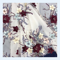 Tissu en dentelle de luxe brodé à la main 3D floral, lourdement orné de perles, de sequins et de strass pour robe de mariée et robe de soirée