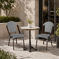 Chaise de salle à manger d'extérieur style bistrot français, en chevron noir et blanc, dossier incurvé, pour restaurant, café, terrasse