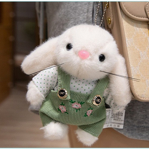 Vêtements <span class=keywords><strong>de</strong></span> <span class=keywords><strong>jardinier</strong></span> <span class=keywords><strong>Chapeau</strong></span> <span class=keywords><strong>de</strong></span> poupée lapin en peluche Porte-clés lapin en fausse fourrure douce Sac d'école mignon Pendentif Jouet en peluche Cadeau d'anniversaire - Product Image 2