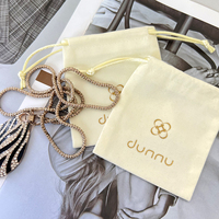 Pochette en velours en peluche beige doux avec logo personnalisé sérigraphie en soie emballage sac à poussière avec cordon de serrage pour cadeau