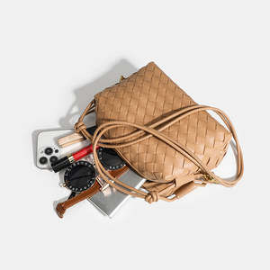 Bolso bandolera cuadrado para mujer, moderno, ligero, lujoso, tejido a mano con material PU, forro suave, con cremallera. - Product Image 4