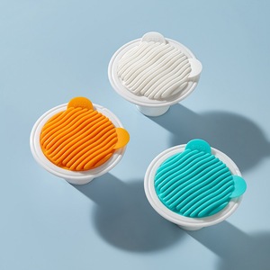 Couvre-gobelet en silicone avec design ondulé pour tasses, couvercle réutilisable et coloré - Product Image 1
