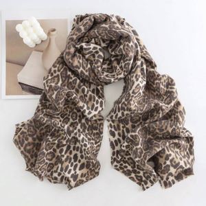 Nouvelle Écharpe Longue Douce à Imprimé Feuilles Hiver 2024, Châle Chaud en Polyester Imprimé Double Usage avec Pompons YHK0036 - Product Image 4