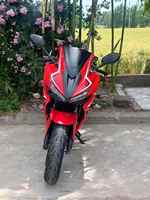 Moto sportive Honda CBR500R 500cc à double cylindre en parallèle refroidie par eau, rouge et blanche, avec carénage complet, fabriquée au Japon, vitesse supérieure à 80 km/h