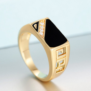 Anello da uomo geometrico T0381 con zirconi dorati taglio Princess e incastonatura a canale, gioiello raffinato per tutti i giorni - Product Image 5