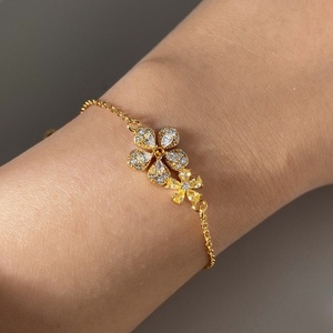 Pulsera de Zirconia Floral Doble Chapada en Oro con Dos Flores Incrustadas de Circonia Cúbica, Cadena Delicada para Uso Diario, Venta al por Mayor - Product Image 2