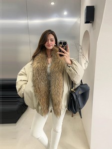 Piumino Corto da <span class=keywords><strong>Donna</strong></span> in Piuma d'Oca Bianca <span class=keywords><strong>con</strong></span> Collo in Pelliccia di Lupo Naturale, Spesso e Caldo, Vestibilità Ampia, Inverno 2026, Nuovo Stile Europeo - Product Image 3
