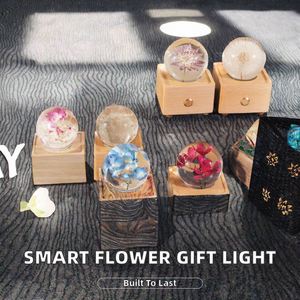Dispositivos Inteligentes para el Hogar Harolux, Bola de Cristal con Flores Reales Preservadas, Luz, Madera Hecha a Mano, Moderna, Duradera, Regalo Empresarial - Product Image 2