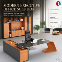 Bureau de direction moderne avec un plan de travail en forme de L, surface brillante et panneau latéral incurvé pour bureau professionnel