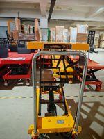 Depo fabrika yükleme ve bakım için 500kg elektrikli makaslı kaldırma tablası hidrolik mobil Platform kamyon