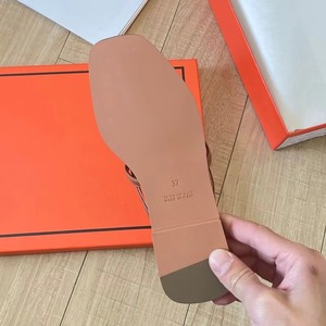 Sandales d'été en cuir pour femme, tongs à décoration métallique, semelle en caoutchouc, chaussures de marche confortables pour l'extérieur - Product Image 3