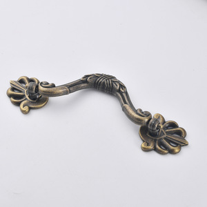 Poignée de porte d'armoire de style antique en alliage de zinc bronze, forme barre traditionnelle, espacement des trous de 111 mm, quincaillerie de meubles durable - Product Image 2
