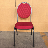 Chaise de banquet à dossier ovale, structure en métal martelé, revêtement à motif rouge, empilable, pour salle de bal d'hôtel, réception
