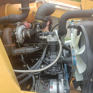 Retroexcavadora CAT 428F2 usada a precio accesible, pocas horas de trabajo, año 2022, original de Japón, sin accidentes importantes, bajo precio, un año de garantía. - Product Image 4